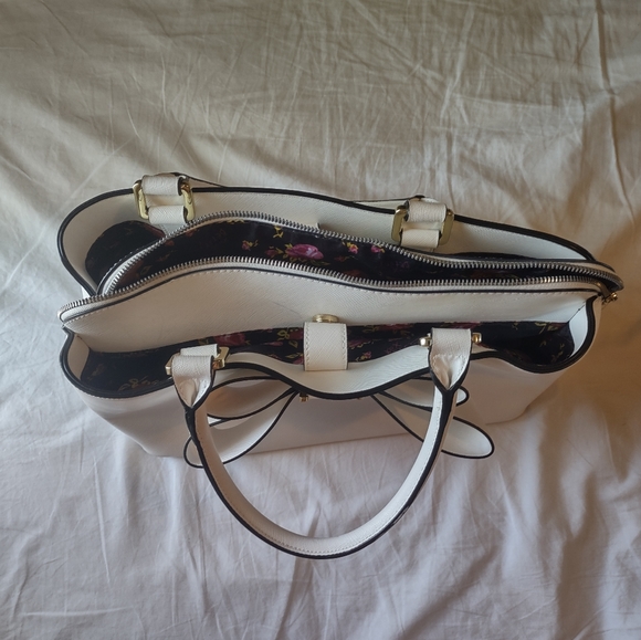 Betsey Johnson White Purse Floral Print Interior w/ Large Bow - Picture 11 of 15